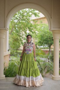 Lehenga Choli de créateur en rayonne pure, spécial Navratri, pour les fêtes, avec Chaniya Choli, Blouse, Dupatta, Sac à cordon et fermeture éclair - Product Image 3