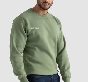 เสื้อสเวตเชิ้ตคอกลมสีเขียวมะกอกสำหรับผู้ชาย ทรงปกติ สีพื้น ลำลอง แขนยาว ถักทอ พิมพ์ลายโลโก้ด้านหน้าด้วยเทคนิค Heat-Transfer - Product Image 2