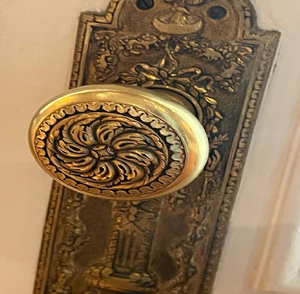 Ensemble de poignées de porte d'entrée en or antique orné, avec boutons à motifs et un verrou à bouton rotatif. Stock disponible à prix de gros - Product Image 3