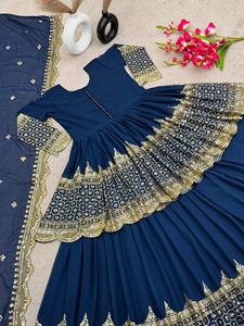 Conjunto de Fiesta de Georgette con Bordado de Lentejuelas y Trabajo Zari, Top y Lehenga con Borde de Lentejuelas de Georgette Sintética - Product Image 6