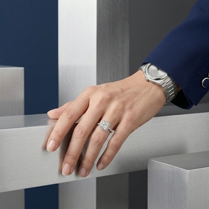 Anillo de Compromiso de Diamantes con Corte Princesa de Platino para Mujer, con Halo y Diamantes Laterales, Estilo Clásico, Certificado por IGI - Product Image 5