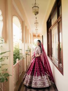 Ensemble de Lehenga en soie Malai avec broderie Zari, travail de sequins et travail Dori, chemisier en satin Malai et dupatta en soie - Product Image 5
