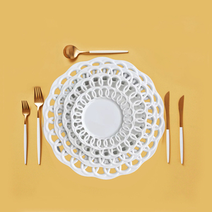 2024 nouveauté ensemble <span class=keywords><strong>de</strong></span> vaisselle en céramique blanche avec assiette <span class=keywords><strong>de</strong></span> chargeur <span class=keywords><strong>de</strong></span> conception creuse en dentelle pour la location d'événement <span class=keywords><strong>de</strong></span> location <span class=keywords><strong>de</strong></span> fête <span class=keywords><strong>de</strong></span> mariage élégante - Product Image 1