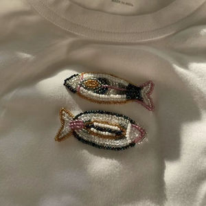 Handmade Beaded <b>Fish</b> Shaped Brooches Animal Theme Embroidery Craft Accessory Textile Material Decorative Pin - Product Image 1