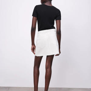 T-shirt basique léger et confortable pour l'été, avec logo 2026, au design minimaliste et de haute qualité, idéal au quotidien, avec coutures durables. - Product Image 3