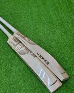 Bate de Críquet Ihsan Sports Icon Edition English Willow Serie Clásica, Duradero y Ligero, con Funda Protectora y Lámina Antideslizante para Mayor Agarre - Product Image 2