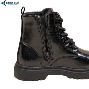 Bottes d'école en cuir verni noir synthétique de haute qualité, vente en gros d'usine, avec doublure intérieure douce et semelle en caoutchouc à forte adhérence - Product Image 3