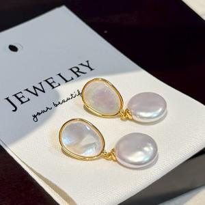 ต่างหูมุกน้ำจืดแท้ทรงบาร็อค ดีไซน์ไม่สมมาตร ประดับด้วยกระดุมเปลือกหอยมุก - Product Image 4