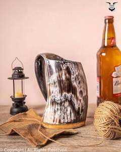 Jarra de Cuerno Vikinga de los Artesanos Reales, Hecha a Mano con Cuerno Natural de Búfalo, Pulida, Decoración Estilo Animal - Product Image 2