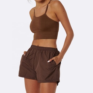 Ensemble de yoga 2 pièces sans coutures pour femme : soutien-gorge de sport et short à bretelles croisées, taille mi-haute, logo avant, séchage rapide, personnalisable OEM - Product Image 5