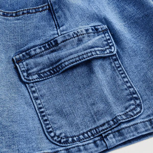 Jupe en jean semi-extensible délavée à l'acide, style cargo classique avec ceinture et multiples poches, modèle tendance HSI 2026 - Product Image 5