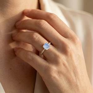Pierre de lune arc-en-ciel naturelle Design ethnique populaire Bagues en grappe de pierres précieuses précieuses avec de vrais diamants en or massif 18 carats en gros - Product Image 2