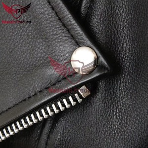 Veste en cuir véritable noir pour homme, coupe ajustée, style motard, asymétrique, avec fermeture éclair croisée, en cuir de vachette, boucle latérale, classique et personnalisable - Product Image 3