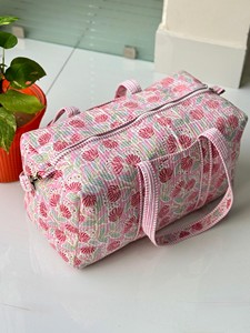 Floral Striped Quilted Duffel Bag With Zipper Closure Portable Travel Bag Textile Material <b>Large</b> External <b>Frame</b> Block <b>Printed</b> - Product Image 1