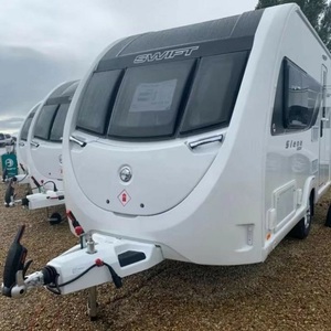 Caravane de voyage Teardrop Camper pour 4 personnes, design moderne léger, blanc avec accents noirs, carrosserie en aluminium - Product Image 2