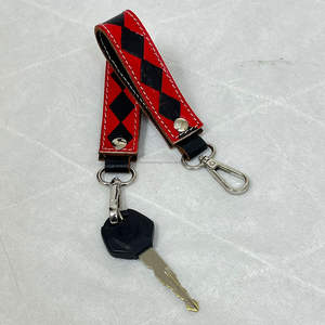 พวงกุญแจหนังแท้ลายตารางหมากรุกแบบใหม่ล่าสุดจากงาน March Expo พร้อมสายคล้องข้อมือ  OEM รับผลิตตามแบบ  ตัวหนีบกุญแจพร้อมตัวล็อคโลหะ สำหรับทุกเพศ - Product Image 5