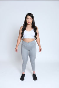Ensemble d'entraînement respirant et léger à séchage rapide pour femme, avec soutien-gorge de sport et de yoga sans couture et logo positionné sur le devant de la taille - Product Image 5