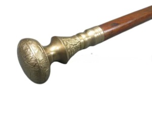 Bâtons de marche rustiques modernes en bois naturel écologique avec poignée en laiton poli, idéaux pour les cadeaux - Product Image 3