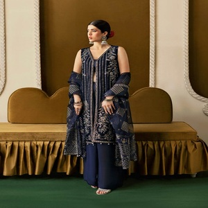 Costumes brodés de luxe pour femmes sur velours Luxury 3 Piece Party Wears par Ramsha Volume Velvet-6 Vente entière - Product Image 3