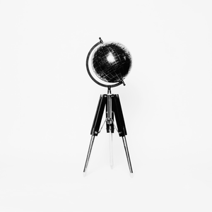 Globo Terráqueo con Trípode de Metal Estilo Art Deco de Maximus International, Globo Educativo para Escritorio, Duradero y Ecológico, para Oficina - Product Image 1
