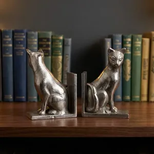Lot de 2 serre-livres décoratifs en aluminium argenté antique, sculptures de chats en métal texturé, élégants supports de livres - Product Image 3