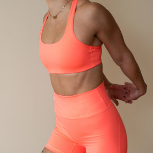 Ensemble de yoga sans couture respirant et écologique pour femmes grandes tailles, couleur néon corail, avec short de sport taille haute et soutien-gorge de sport - Product Image 2