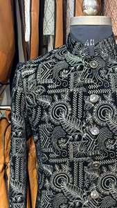 Costume Jodhpuri pour homme en velours noir royal de qualité supérieure, design Bandhgala Indo Western pour les occasions ethniques, disponible à la vente - Product Image 6