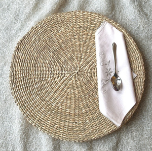 แผ่นรองจานสานจากหญ้าทะเลแบบคลาสสิก ทนทาน เป็นมิตรกับสิ่งแวดล้อม หนา ทอแบบเกลียวอเนกประสงค์ ป้องกันความร้อน ปรับแต่งได้ สำหรับใช้ในครัว - Product Image 1