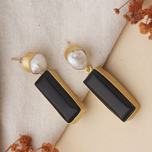 Boucles d'oreilles de mariage de luxe en onyx noir, perle d'eau douce, pierre naturelle, plaquées or, faites à la main - Product Image 2