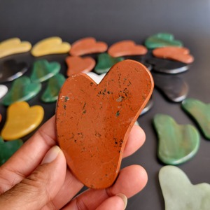 Masseur facial manuel en jade naturel de haute qualité, en forme de cœur, Gua Sha pour l'application de crème raffermissante sur la peau. - Product Image 4