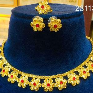 Elegante Juego de Collar Gargantilla Floral Chapado en Oro con Pendientes a Juego, Joyería Diaria para Mujer, Ideal para Regalo - Modelo 23113 - Product Image 1