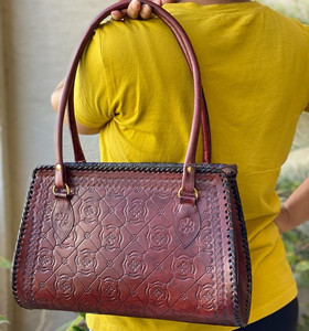 กระเป๋าหนังทำด้วยมือสำหรับผู้หญิงกระเป๋าสะพายไหล่ดีไซน์ลายดอกไม้แนววินเทจพร้อมที่จับด้านบนสำหรับใช้ในชีวิตประจำวัน - Product Image 3