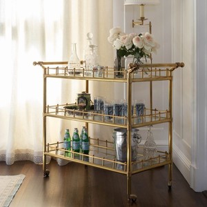 Chariot de bar roulant contemporain, finition dorée, structure en fer, étagères en verre, pour la maison, la cuisine, la salle à manger, le service de boissons, la décoration de la maison et des hôtels - Product Image 1