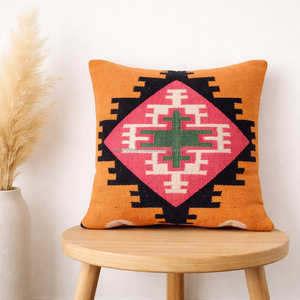 Funda de Almohada Decorativa de Kilim Tribal Terracota con Diseño de Medallón Marroquí para un Hogar Bohemio, Mediterráneo y Rústico - Product Image 4