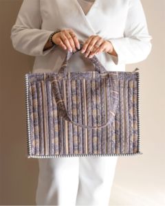 Bolsa de Compras Grande Acolchada con Diseño Floral, con Ribete a Rayas, Cierre de Cremallera y Asa Larga de Algodón - Product Image 3