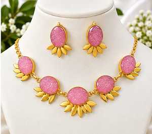 Conjunto de Joyería de Latón Chapado en Oro Rosa de Moda con Collar y Pendientes Florales para Regalo de Boda - Product Image 1