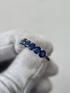 Bague sophistiquée en saphir naturel, taille ovale, demi-éternité, pour fiançailles, demande en mariage, pierre de naissance, bijou pour elle - Product Image 6