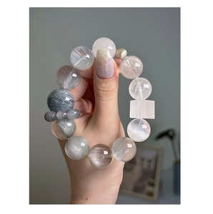 Elegante Brazalete de Resina con Acabado de Lujo Exclusivo, Joyería de Moda Hecha a Mano para Mujeres y Niñas - Product Image 1