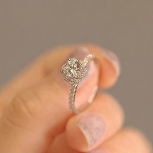 Anillo de Compromiso con Halo Floral y Diamantes, Oro de 18K, Anillo de Diamantes con Flor Vintage - Product Image 2