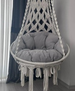 Silla Colgante de Macramé Hecha a Mano con Cojines de Felpa Gris Claro - Product Image 1
