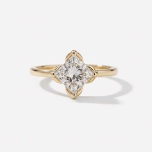 Bague de fiançailles classique en or jaune 18 carats pour femme, diamant de laboratoire taille princesse 1,00 carat, certifié IGI, bijou à porter au quotidien - Product Image 1