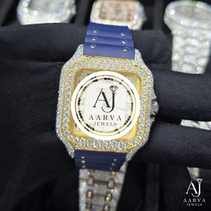 Reloj de Cuarzo Iced con Esfera Cuadrada en Tono Dorado, Correa Azul e Incrustaciones de Diamantes, Reloj Falso para Regalo y Exhibición - Product Image 1