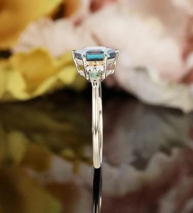 Anillo de Compromiso y Boda de Alejandrita con Corte Hexagonal, Anillo de Plata con Gema Geométrica Única que Cambia de Color, Anillo de Promesa Unisex de Lujo - Product Image 2