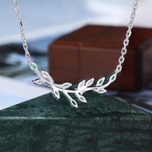 Collar con Colgante de Oro Blanco con Esmeralda de Laboratorio y Moissanita, Joyería de Lujo para Mujer, Personalizado, OEM, ODM, Venta al Por Mayor - Product Image 3