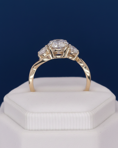 Anillo de Diamante Ovalado de 3.50CT Cultivado en Laboratorio, VVS2 F, Certificado IGI, Oro Amarillo de 14K, Anillo de Compromiso de Tres Piedras, Venta al Por Mayor - Product Image 5