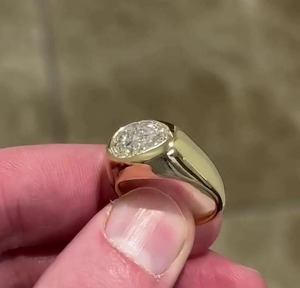 Anillo de Oro Amarillo Sólido de 14K con Diamante Cultivado en Laboratorio de 1ct con Corte Pera y Engaste de Bisel, Diseño Moderno, Certificado IGI, Claridad VS - Product Image 2