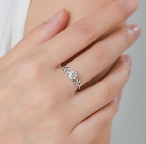 Bague en argent sterling avec pierre de moissanite 1 carat et feuille, taille ajustable, bijoux botaniques - Product Image 5