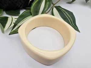 Bracelet manchette en résine ivoire fait main, géométrique, ondulé, crème, forme squoval, uni et massif, bijou artisanal - Product Image 6
