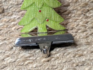 Soporte para Calcetines Navideños de Metal Plateado Vintage con Árbol de Navidad Verde, Decoración Festiva, Calcetines de Fieltro de 7 Pulgadas - Product Image 3