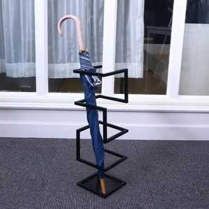 Porte-parapluies et porte-bâtons de marche géométrique en métal noir moderne en forme de Z pour entrée, avec bac de récupération des gouttes - Product Image 1